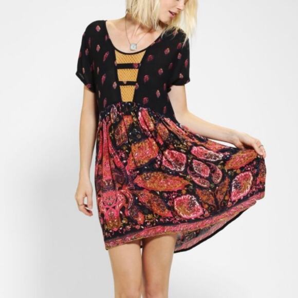Minkpink x Urban Outfitters Dresses & Skirts - Minkpink X Urban outfitters skater mini dress 100% viscose Size S